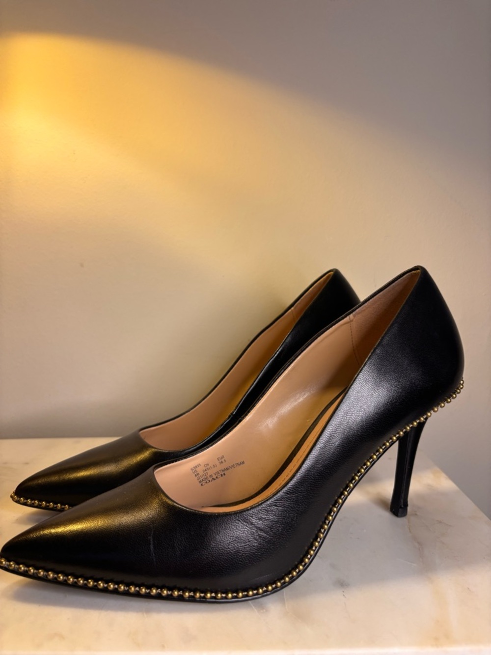 Coach Waverly black leather pump gold bead trim pointed toe size 8 - Picture 2 of 9